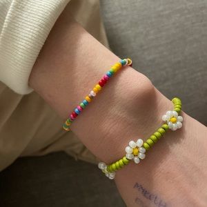 Glass bead daisy bracelet